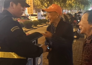 長興島宗保治安巡邏，撿到手機(jī)，及時(shí)歸還失主