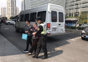 關(guān)愛老人，從我做起----陸家嘴城管隊(duì)員幫扶重陽節(jié)聚餐老人