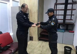 拾金不昧樹(shù)新風(fēng)系列報(bào)道 --陸家嘴綜管辦項(xiàng)目拾到手機(jī)上交民警