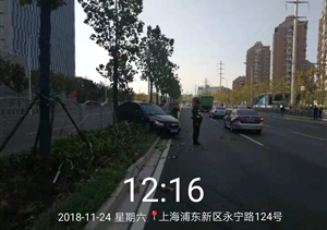 路見交通事故，幫忙維持秩序 --金橋輔警項(xiàng)目協(xié)助維持交通秩序