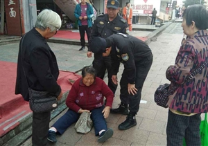 七旬老人摔倒，熱心特保伸援手 --惠南市容項(xiàng)目救助受傷老人