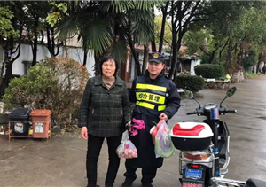 迷路老人神情慌，宗保特保來幫忙 --長興島項目將迷路老人送回家