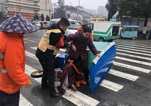 老人倒地扶不扶？民泰特保告訴你答案！ --浙江民泰星橋市容項目攙