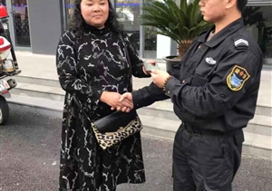 拾金不昧樹新風系列報道 --臨港指揮中心項目隊員拾到手機交還給失