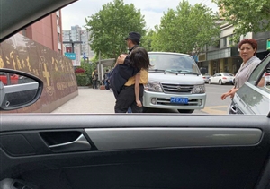 妙齡女子暈倒地鐵站  熱心特保救助送醫(yī)院 ——金橋市容項(xiàng)目隊(duì)員緊