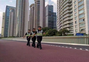 堅(jiān)守中秋小長假  方便游客你我他 ——陸家嘴綜合管理項(xiàng)目隊(duì)員中秋