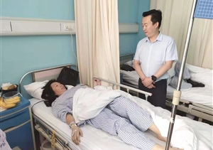 保安盡職履責(zé)負(fù)輕傷   領(lǐng)導(dǎo)病房探望暖人心 ——杜明杰副總經(jīng)理探