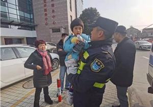 路遇迷途小朋友，輔助隊員護安全 ——周浦輔警項目隊員幫助走失孩