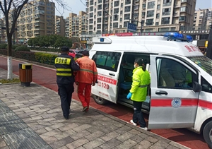 老人昏倒在地，扶還是不扶？民泰保安給出溫暖堅定的答案 ——浙江