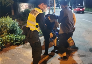 救助受傷老人  愛心彰顯品格——民泰保安駐閑林輔警項(xiàng)目隊(duì)員救助