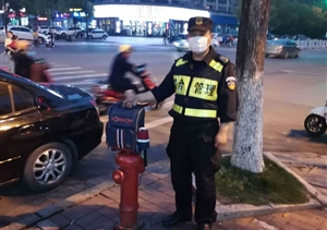 拾金不昧樹新風(fēng)系列 ——民泰公司駐星橋市容項(xiàng)目隊(duì)員撿到書包