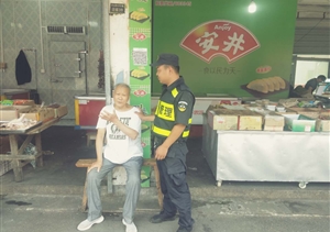 耄耋老人行動不便   宗保保安熱心相助 ——宗保公司駐徽州區(qū)市容