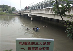 河道驚現(xiàn)溺水男  忘我跳河急施救--閔行交通輔警項(xiàng)目隊(duì)員緊急跳河