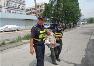 老人烈日下摔倒  幸好他及時趕到——宗保公司駐高行市容項目隊員