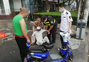 老人騎車摔倒 保安熱心幫助--公司駐高橋市容項目隊員救助摔傷老人