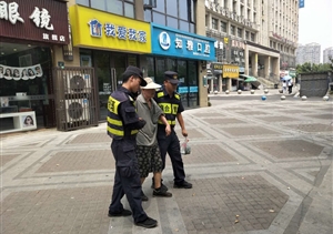公司駐中泰城管輔助隊員貼心護(hù)送迷路老人回家