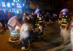 巡邏路遇交通事故  宗保隊員出手相助——高橋市容項目隊員救助車