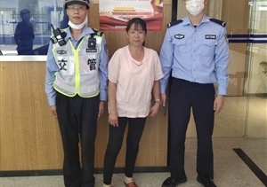 失憶婦女求助  輔警熱心幫忙—國(guó)慶臨保項(xiàng)目輔警隊(duì)員幫助失憶中年