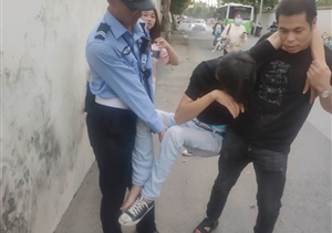 醉酒男子倒路邊   輔警協(xié)助送回家--金橋輔警項(xiàng)目隊(duì)員幫助醉酒男子