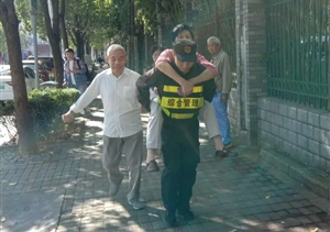 老人摔倒難行走  輔警熱心送回家--三林城管輔助隊(duì)員幫助摔傷老人