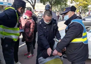 世博區(qū)域南碼頭項目隊員協(xié)助市民抓住偷竊嫌疑人