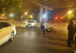 巡邏途中遇車禍 積極救助獲表?yè)P(yáng) —金橋輔警項(xiàng)目隊(duì)員救助車禍傷者