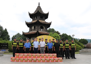 黃山區(qū)城市管理行政執(zhí)法局局長(zhǎng)慰問宗保隊(duì)員