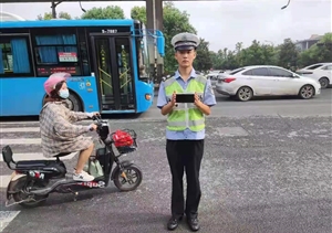 男子遺失手機(jī) 隊員撿到歸還 —閑林交管輔助項目隊員撿到手機(jī)