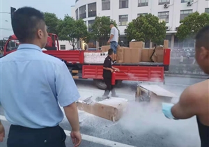 發(fā)現(xiàn)貨車起火 隊(duì)員急助滅火 —新場輔警項(xiàng)目隊(duì)員幫助貨車司機(jī)滅火