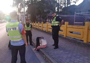 女子痛哭異常欲輕生 隊(duì)員細(xì)察阻勸避悲劇—宗保隊(duì)員救下2名欲輕生