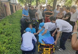 老人突發(fā)疾病暈倒 隊(duì)員及時(shí)幫助就醫(yī) —三林市容項(xiàng)目隊(duì)員幫助突發(fā)