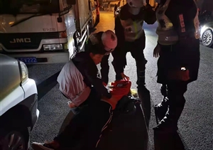 女子輕生欲跳河 隊(duì)員施救避悲劇—孫橋輔警項(xiàng)目隊(duì)員救下欲跳河輕生