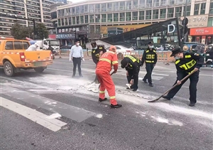 建筑垃圾散落 隊(duì)員及時(shí)清理—良渚地鐵菜場項(xiàng)目隊(duì)員清理建筑垃圾