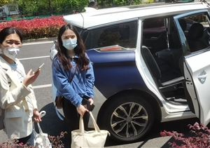 醫(yī)護(hù)人員招手求助 隊(duì)員驅(qū)車送至方艙