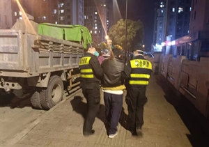 男子醉酒躺路邊 隊員幫助送回家 —崇賢市容項目隊員幫助醉酒男子