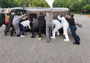 路遇側翻車輛 隊員及時救助—陸家嘴嶗山項目隊員及時救助被困駕駛