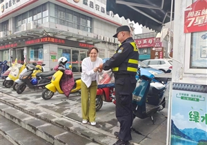 隊(duì)員值勤撿手機(jī) 歸還失主獲致謝—公司駐歙縣項(xiàng)目隊(duì)員撿到手機(jī)