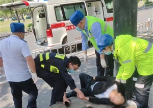 男子醉酒躺路邊 隊(duì)員幫助送醫(yī)治—東湖市容項(xiàng)目隊(duì)員救助醉酒男子