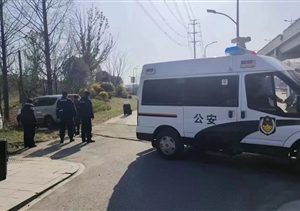 轎車(chē)陷入泥地難行走 員工幫助脫困受表?yè)P(yáng)—浙江民泰公司員工幫助陷